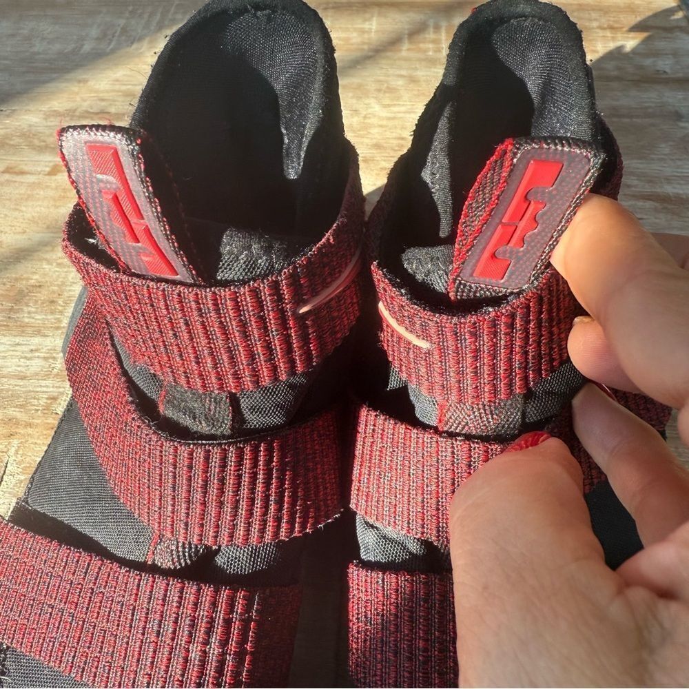 Nike LeBron XI red and black - Picture 2 of 7